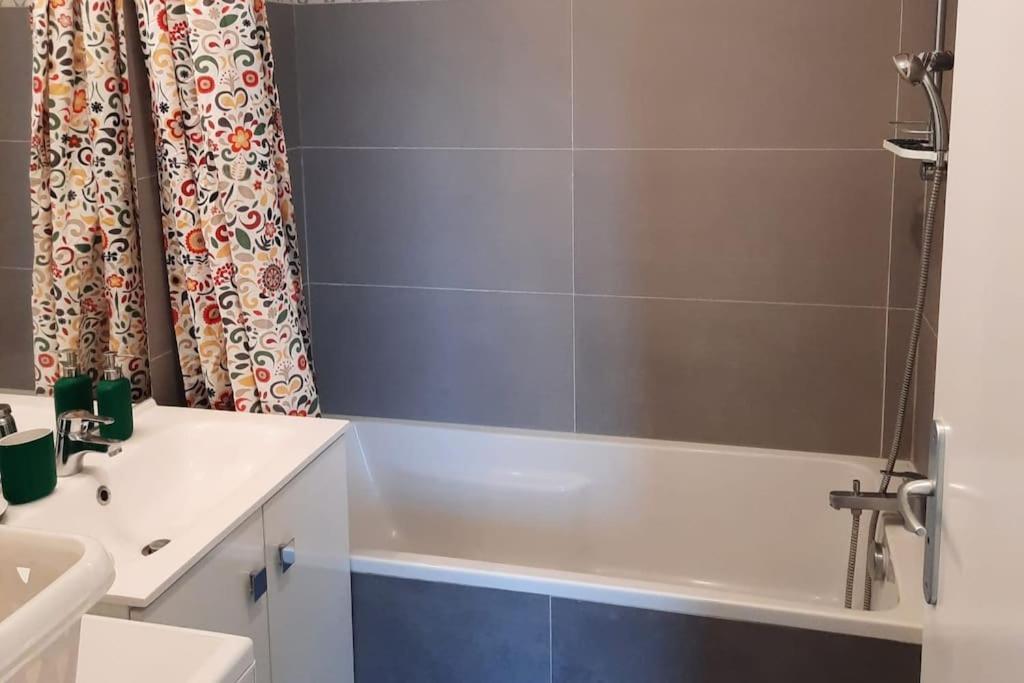 Magnifique Appartement Avec Terrasse Et Parking, 8 Personnes Nanterre Exterior photo